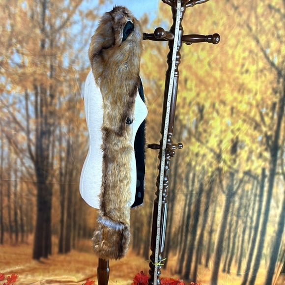 Is this a fox? Hat scarf mittens sneed faux fur fun - Picture 9 of 12